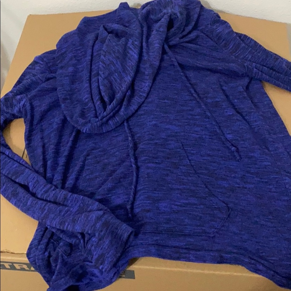 Light hoodie with cute opening in the back